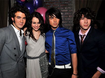 425_cyrus_jonas_bros_011808.jpg